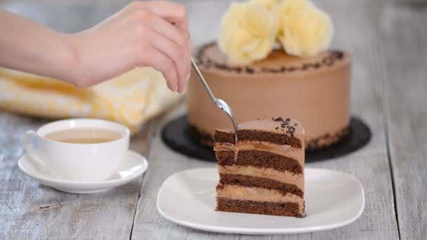 チョコレートケーキを食べるためにステンレスフォークを使用して手を与える女性 — ストック動画
