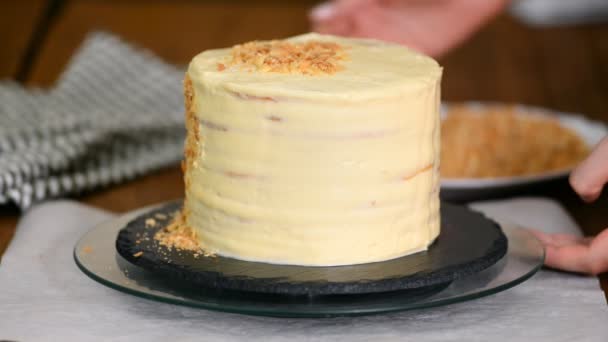 Het maken van een cake Napoleon in de keuken van het huis, de taart wordt bespimpeld met fijne bespelen van kruimels. Bladerdeeg. — Stockvideo