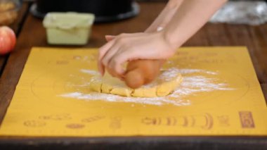 Woman Roll Out Shortbread Hamur Bir Oklava ile.