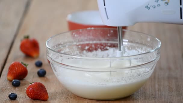 Sigue batiendo las claras de huevo, añadiendo gradualmente azúcar moldeada. Hacer pastel de merengue rollo . — Vídeos de Stock