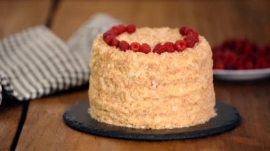 Confectioner taze Ahududu ile Napolyon Katmanlı Kek süsler.