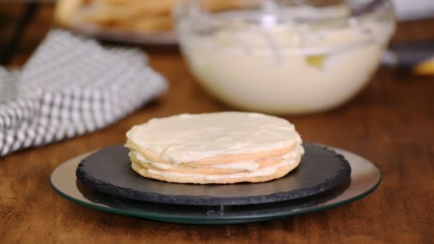 Making rétegek Napóleon torta otthon: elhelyezés puding a sült tészta. — Stock videók