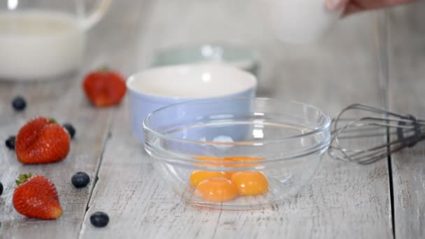 Подготовка домашнего заварного крема. Взбивание яичных желтков с сахаром . — стоковое видео