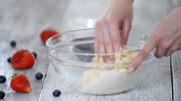 Kadın elleri bir mutfak masasında shortbread hamur yoğuruyor. — Stok video