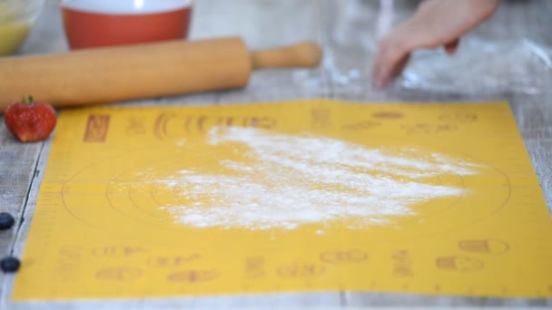 Vrouw rollen uit de Shortbread deeg met een deegroller. — Stockvideo