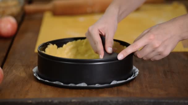 Donne che fanno torta fatta in casa con le mele — Video Stock