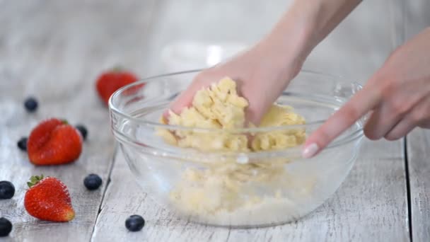 As mãos das mulheres estão amassando massa de pão em uma mesa de cozinha . — Vídeo de Stock