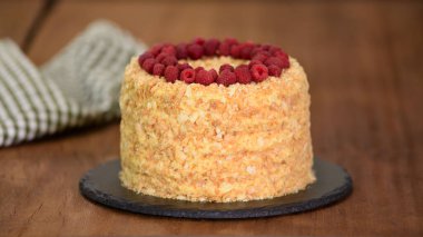 Napolyon ile ahşap bir masa üzerinde çilek pasta katmanlı.