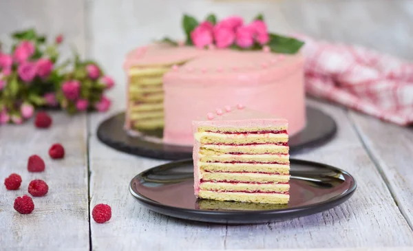 O felie de tort de fructe cremoase stratificate. Tort cu strat de zmeură . — Fotografie, imagine de stoc