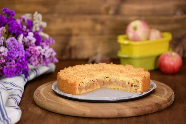 Torta de maçã ou bolo caseiro com maçãs na mesa. Torta de maçã de sobremesa deliciosa . — Fotografia de Stock