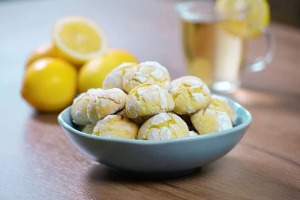 Морщинистые лимонные печенья на деревянном фоне . — стоковое фото