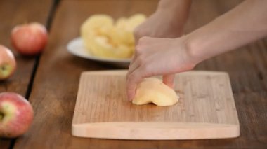 Reçel yapmak için elmayı doğrama tahtasında dilimliyorum..