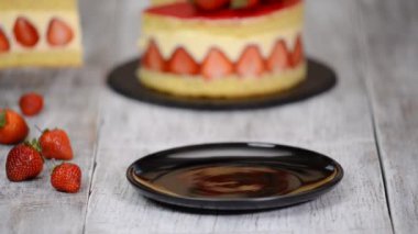 Klasik Fransız pastası. Çilekli Fraisier..