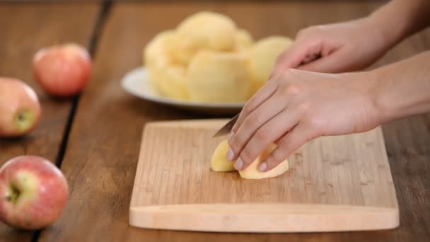 Reçel yapmak için elmayı doğrama tahtasında dilimliyorum.. — Stok video