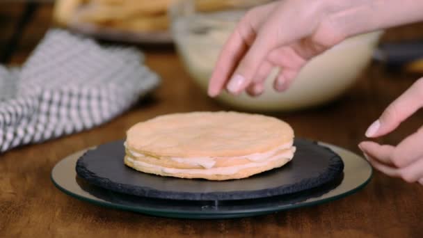 在家里制作拿破仑蛋糕的层层：在烤糕点上放蛋黄酱. — 图库视频影像