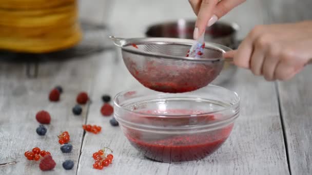 Žena v kuchyni dělá malinový a červený rybíz džem. — Stock video
