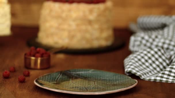 Trancher la confiserie Napoléon Gâteau décoré de framboise. Portion de gâteau à la crème anglaise . — Video