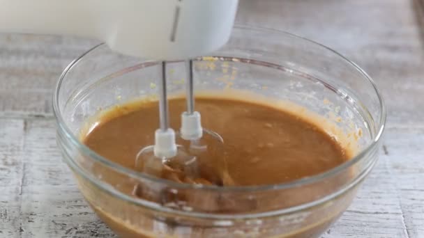 Mélange de poudre de cacao, farine et oeufs battus. Faire gâteau de couche de chocolat. Série .