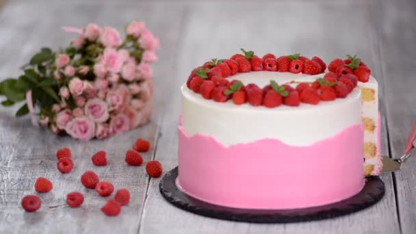 Delicious summer cake with raspberry. — Stock Video