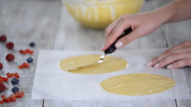 Filmación de un pastelero haciendo la base para un pastel o una capa de pastel . — Vídeos de Stock