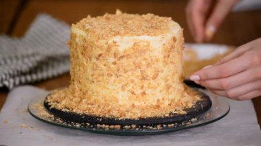 Ev mutfağında bir pasta Napolyon yapma, kek kırıntıları ince serpiştirilmiş. Puf böreği.