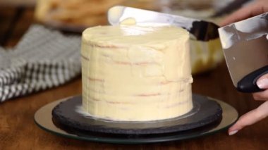 Evde Napolyon pastasından katmanlar yapıyorum. Yuvarlak katmanlı kremalı ve serpilmiş kırıntılı Napolyon keki yapma süreci.