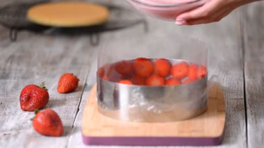 Mutfakta şekerlemeci çilekli mus kek yapma.