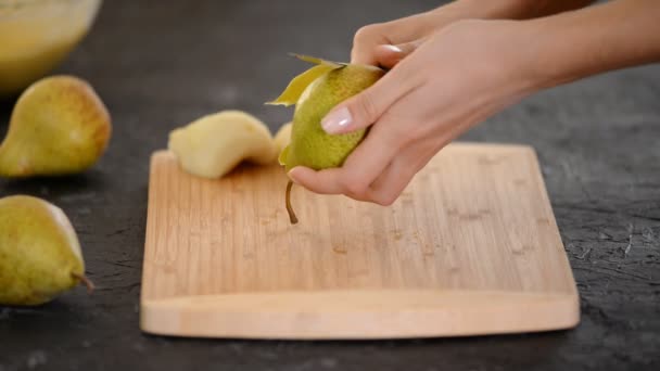 Ženská peeling hruška jako dezert nad stolem. — Stock video