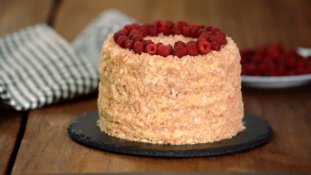 菓子は、新鮮なラズベリーでナポレオン層ケーキを飾ります. — ストック動画