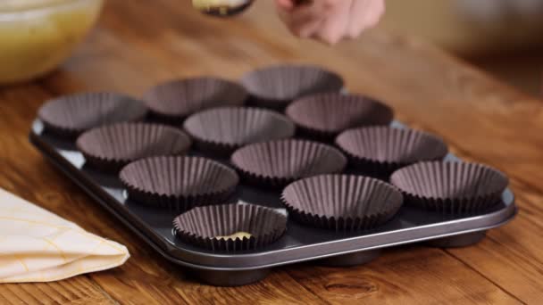 Arbetet med att utarbeta cupcakes i köket. — Stockvideo