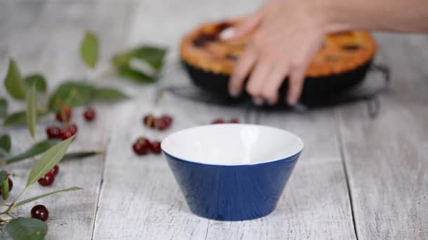 Tarta de cereza casera recién horneada con una corteza escamosa . — Vídeos de Stock