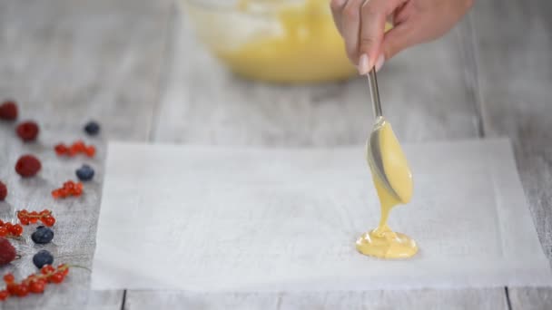 Filmagem de um confeiteiro fazendo a base para um bolo ou uma camada de bolo . — Vídeo de Stock