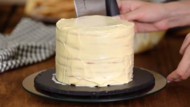 Evde Napolyon pastasından katmanlar yapıyorum. Yuvarlak katmanlı kremalı ve serpilmiş kırıntılı Napolyon keki yapma süreci..