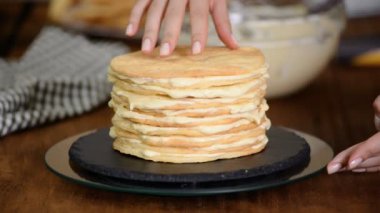 Evde Napolyon kek katmanları yapma: pişmiş pasta muhallebi koyarak.