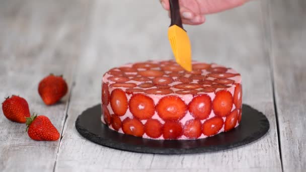 Кондитер на кухне делает клубничный торт из мусса — стоковое видео