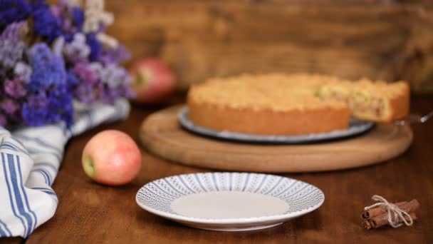 A női kezek tettek egy szelet almás pitét a tányérra.. — Stock videók