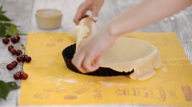 Turta pişirme süreci. Kız hamuru kalıba koyuyor..