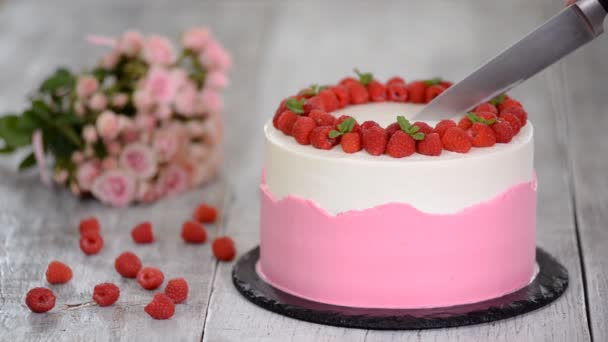 Las manos de mujer cortan un delicioso pastel de verano con frambuesa . — Vídeos de Stock