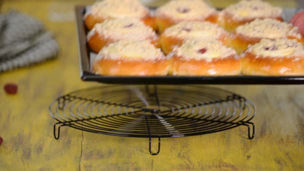 Des petits pains chauds avec du fromage à la crème sur une plaque à pâtisserie. Pâtisseries maison . — Video