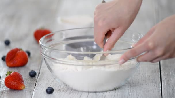 Weibchen kneten Teig, in Großaufnahme. Frau kocht selbstgebackenen Kuchen. — Stockvideo