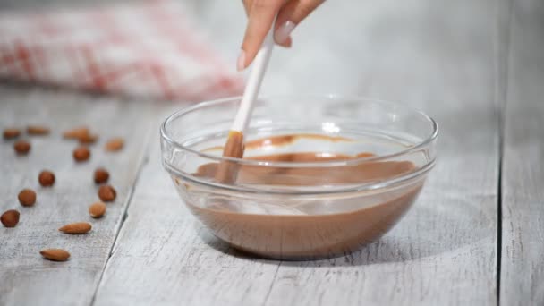 Hacer deliciosa mousse de chocolate negro . — Vídeos de Stock