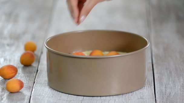 Mujer haciendo pastel de albaricoque de verano con almendra . — Vídeos de Stock