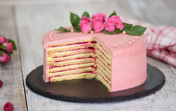 Torta di strati con ripieno di bacche decorato con rose fresche. — Foto Stock