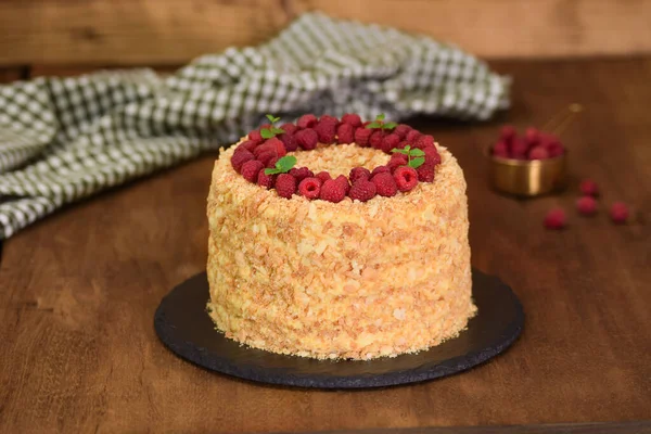 Napolyon, ahşap bir masanın üzerinde böğürtlen ve nane şekeriyle katmanlı kek..