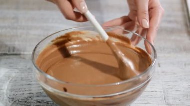 Lezzetli siyah çikolatalı mus yapıyorum..