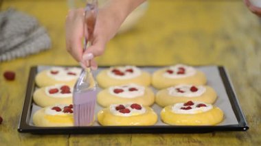 Kadın vatrushki yapıyor - süzme peynirli köfteler.