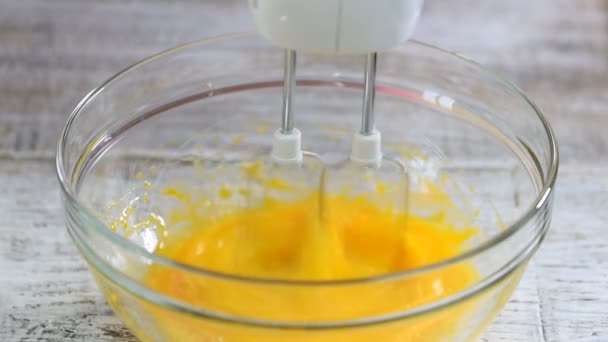 Mujer pastelera bate huevos con azúcar. Añadir azúcar a los huevos . — Vídeos de Stock