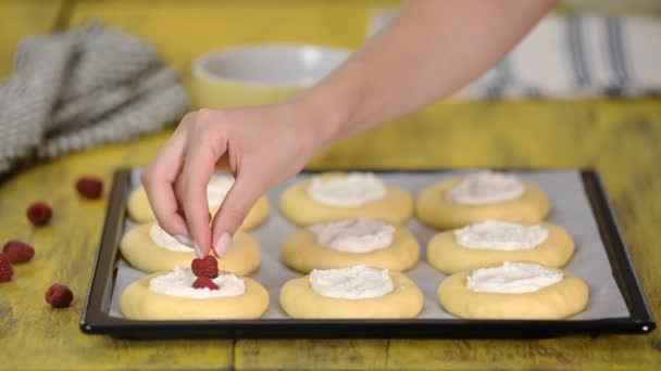 Kadın mutfakta tatlı açık çörekler pişiriyor süzme peynir, ahududu ve shtreyzelem ile. Ev yapımı hamur işi, pişmiş çörekler vatrushka — Stok video