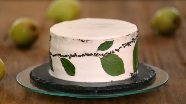 Cukiernik dekoruje ciasto czekoladowe świeżą gruszką. Koncepcja domowego ciasta, ciasta gotowania. — Wideo stockowe