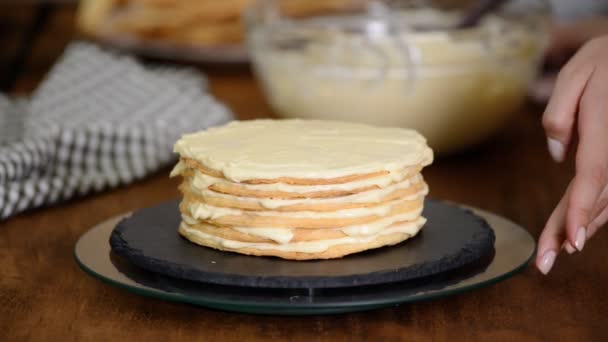 Napoleonkuchen zu Hause zubereiten: Pudding auf gebackenem Teig. — Stockvideo